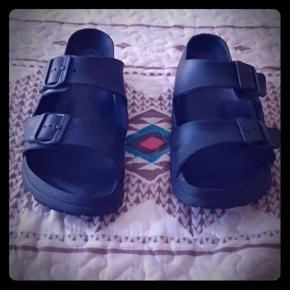 xhilaration blk footbed sandels.